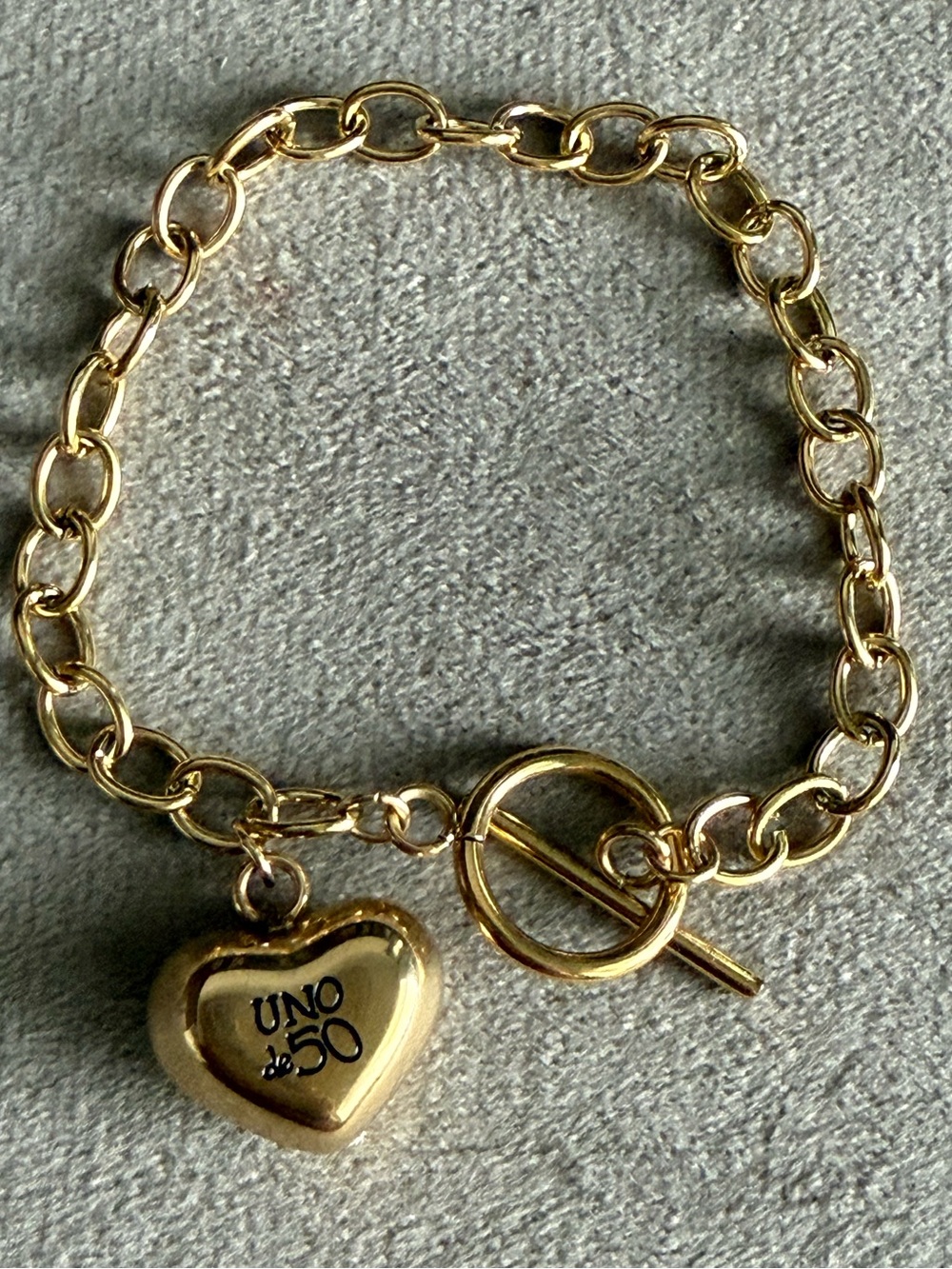 UNO de 50 Gold Heart Toggle Charm Bracelet